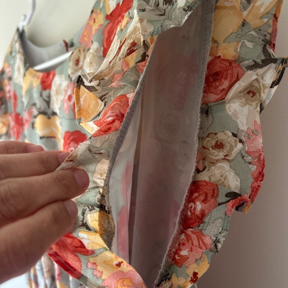 Floral dress with flutter sleeve and pleated skirt - Picture 8 of 9